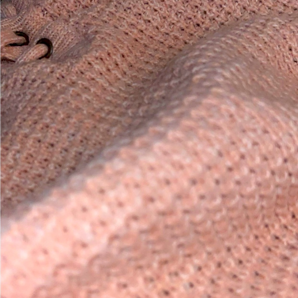 Cute knitted, Oversized pint sweater with shoelace tie on the front!